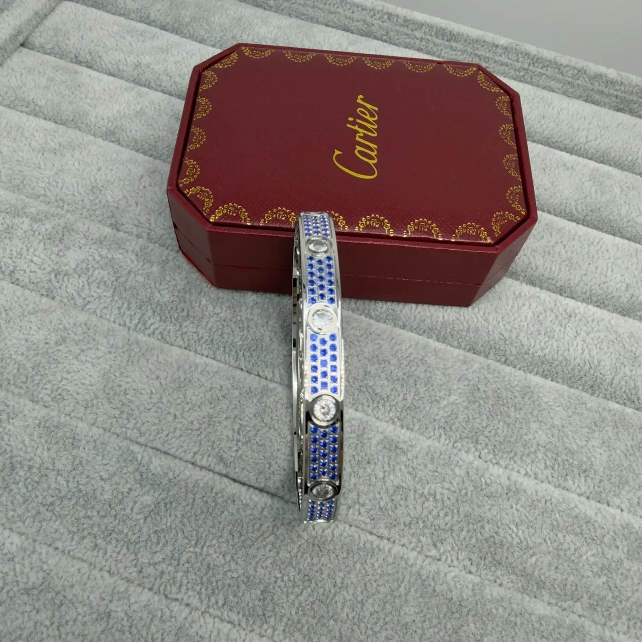سوار Cartier Love ذهب أصفر مع سافير أخضر وماس 3
