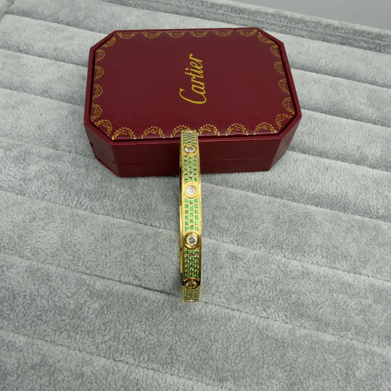 سوار Cartier Love ذهب أصفر مع سافير أخضر وماس 4