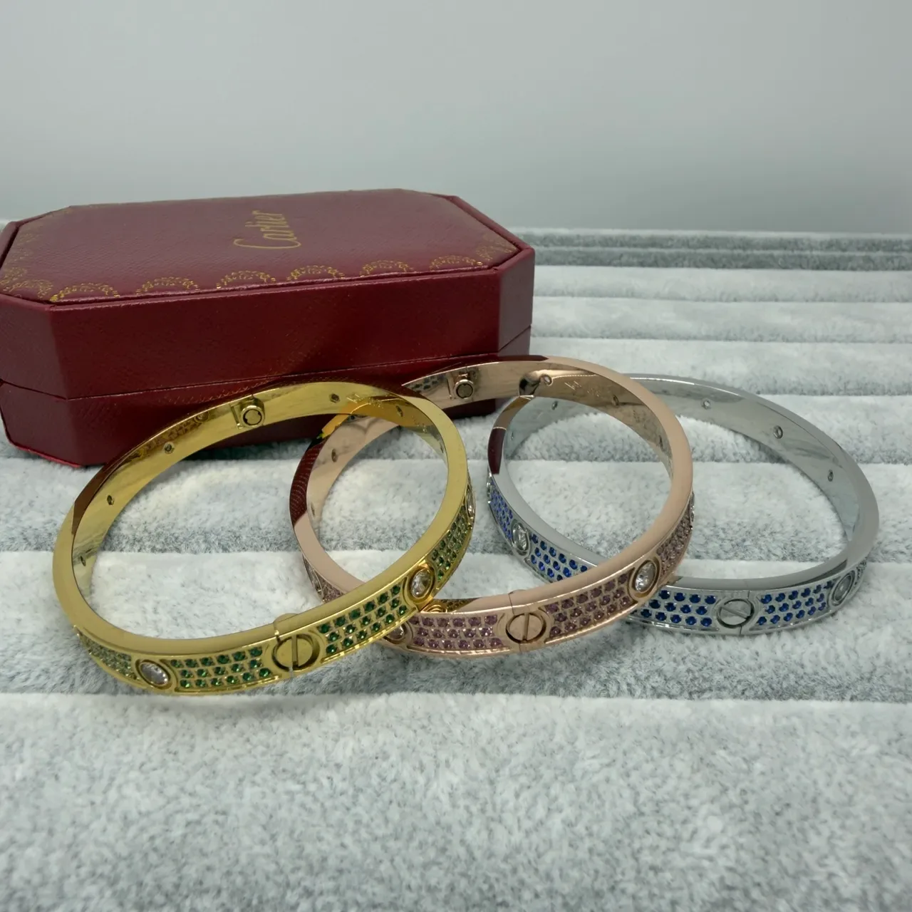 سوار Cartier Love ذهب أصفر مع سافير أخضر وماس 5