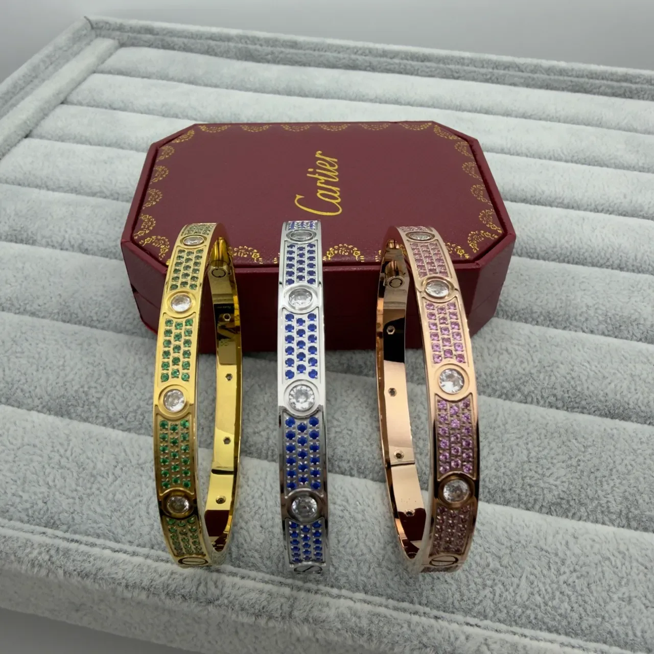 سوار Cartier Love ذهب أصفر مع سافير أخضر وماس 6