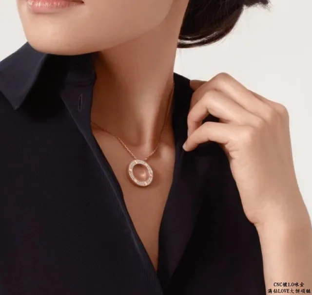 Cartier Love Colar pendentif de anel aberto circular de ouro e prata com motivo gravado 9