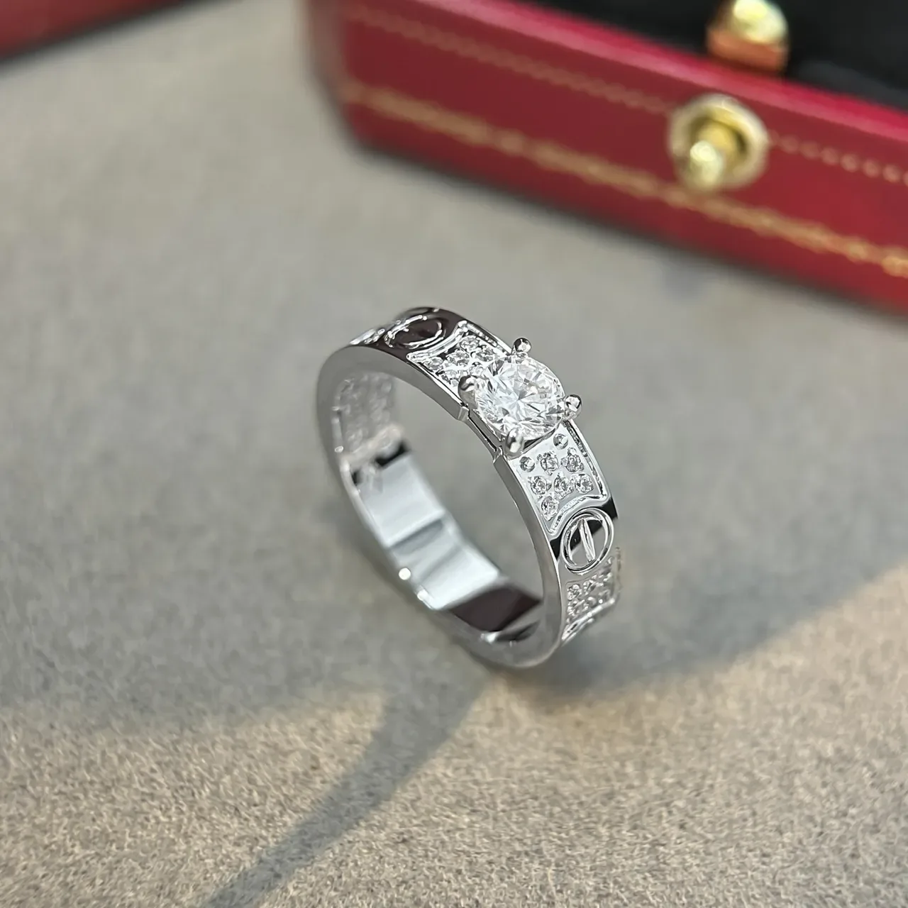 خاتم Cartier Love فضي وذهبي Pavé Diamond حجر مركزي 8