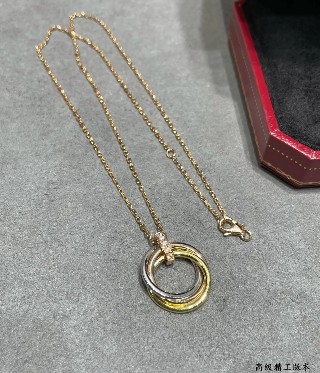 قلادة Cartier Trinity Tricolor ذهب وماس 9