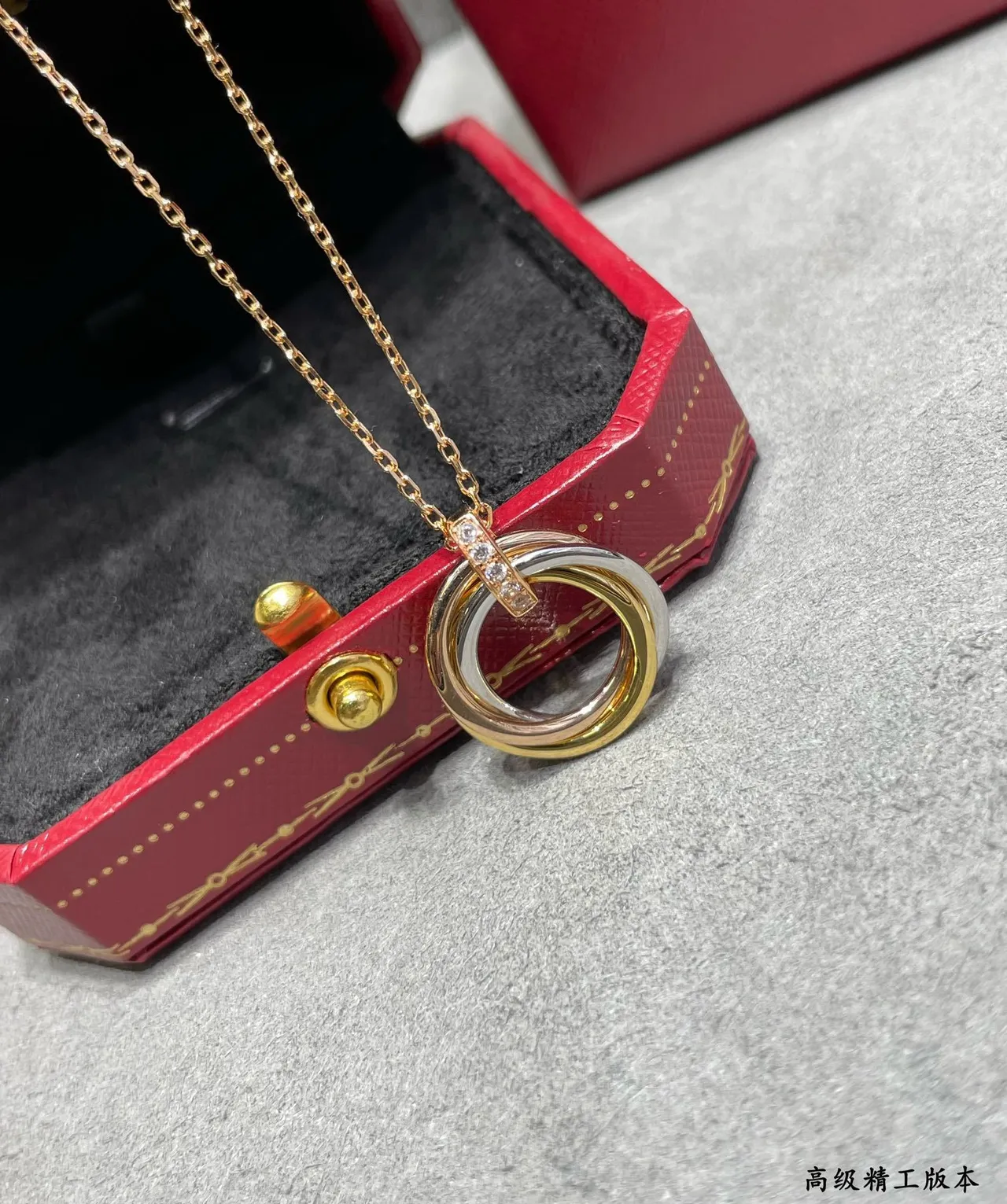 قلادة Cartier Trinity Tricolor ذهب وماس 4