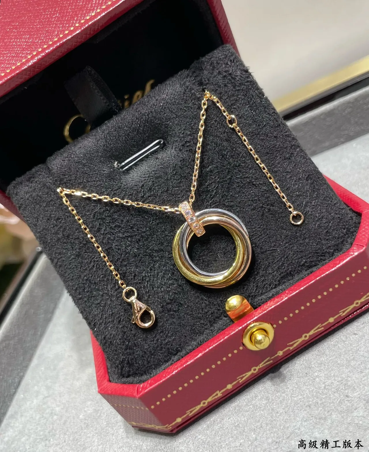 قلادة Cartier Trinity Tricolor ذهب وماس 5