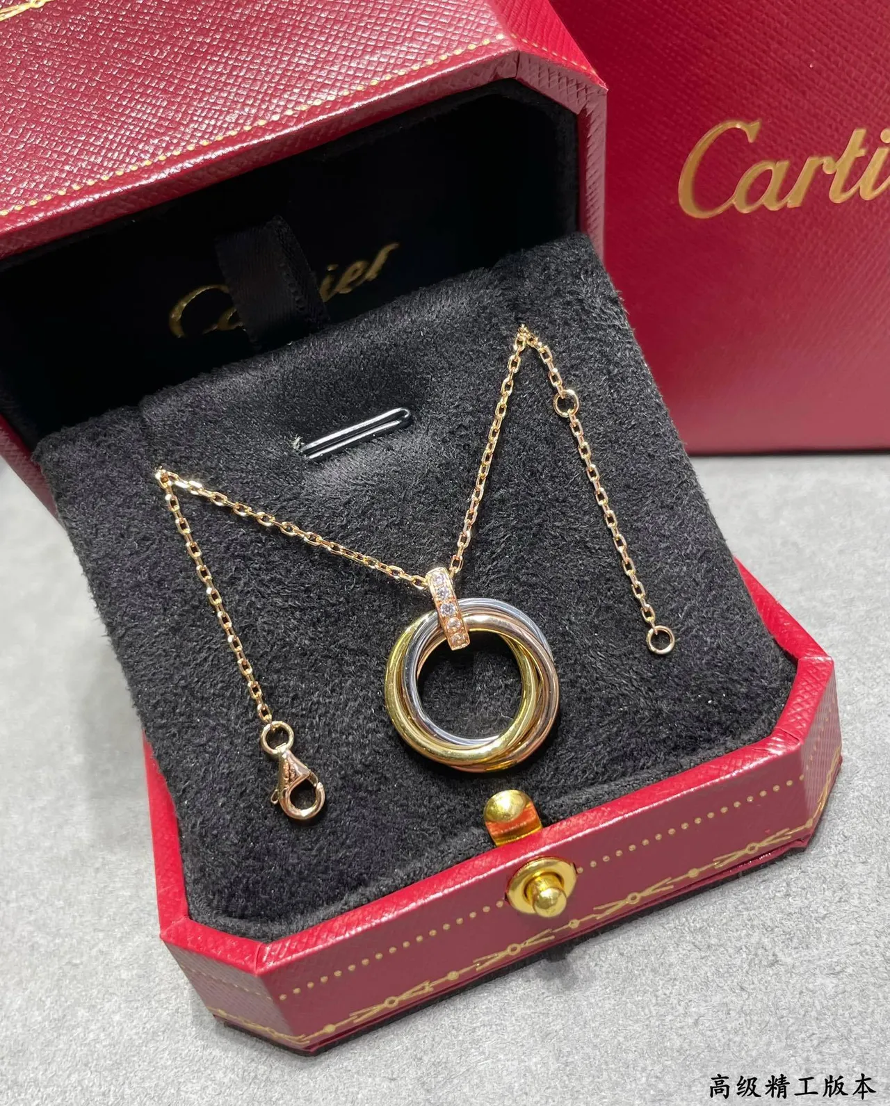 قلادة Cartier Trinity Tricolor ذهب وماس 6