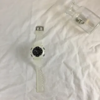 Casio G-Shock Montre de Sport en Résine Translucide Blanche