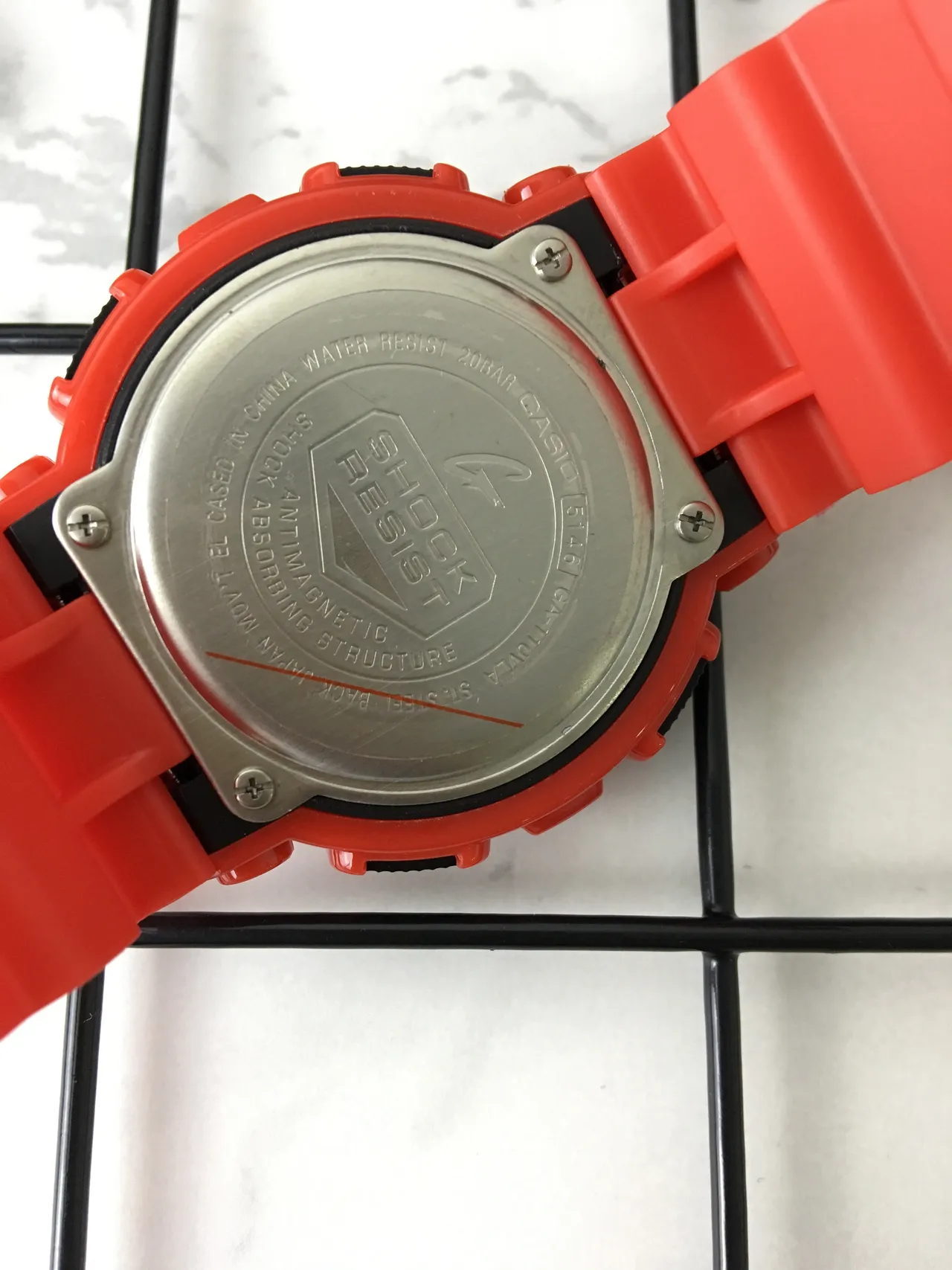 Casio लाल सोना बोल्ड एंगुलर रेजिन केस काला डायल घड़ी 5