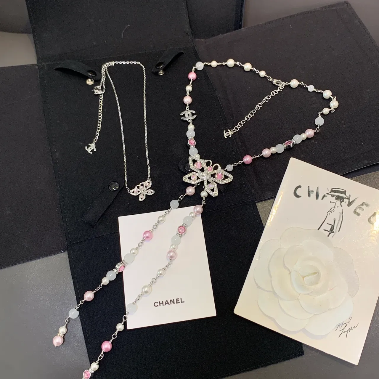 Collier Chanel Perles et Pierres Rosées avec Pendentif Papillon 2