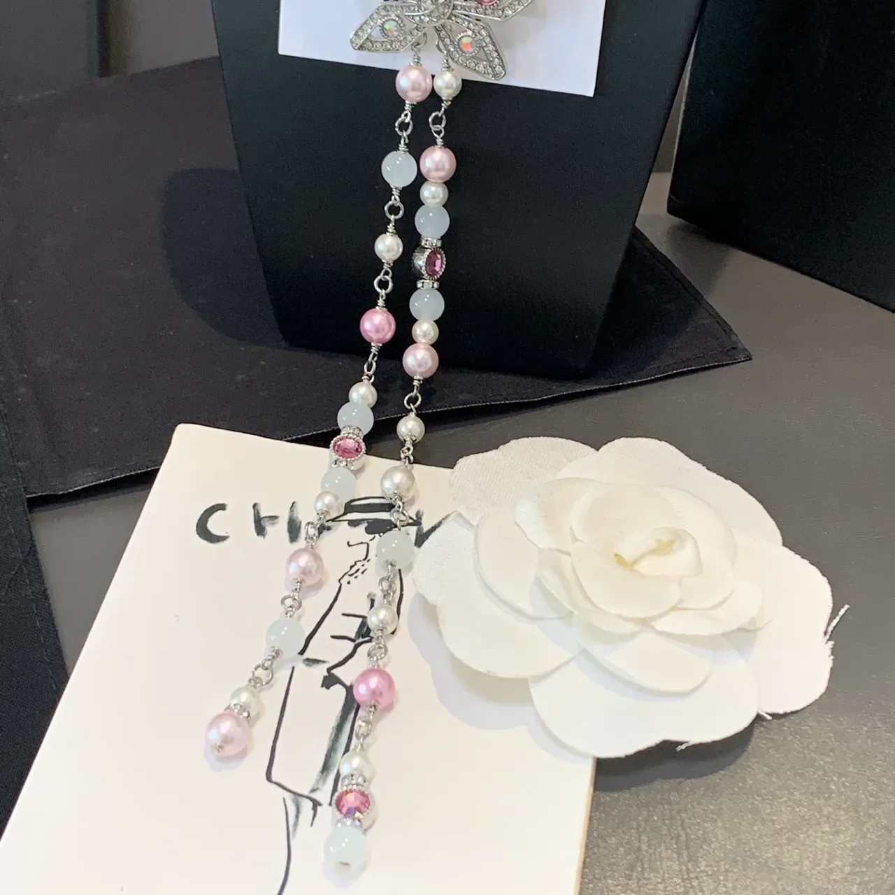 Collier Chanel Perles et Pierres Rosées avec Pendentif Papillon 3