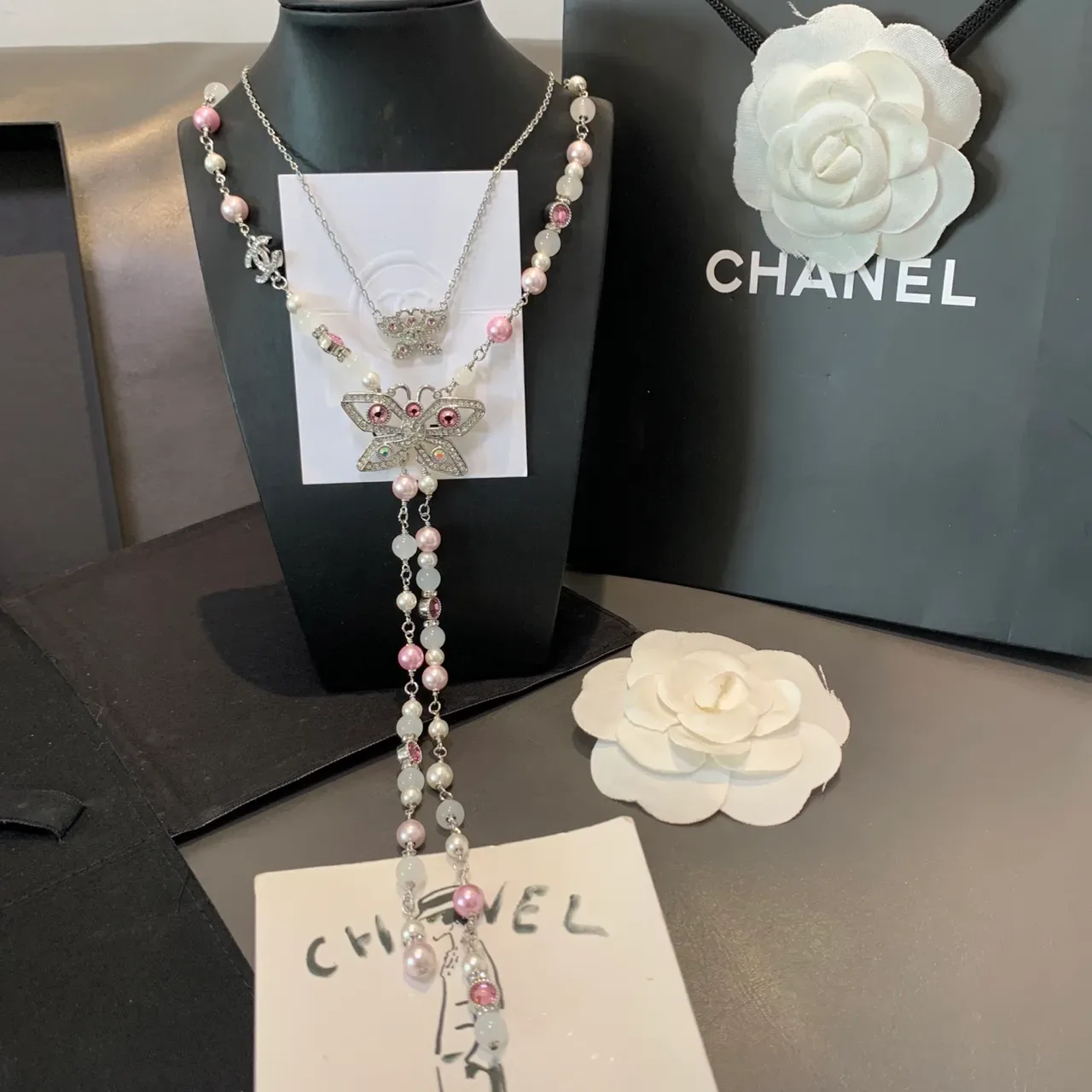 Collier Chanel Perles et Pierres Rosées avec Pendentif Papillon 4
