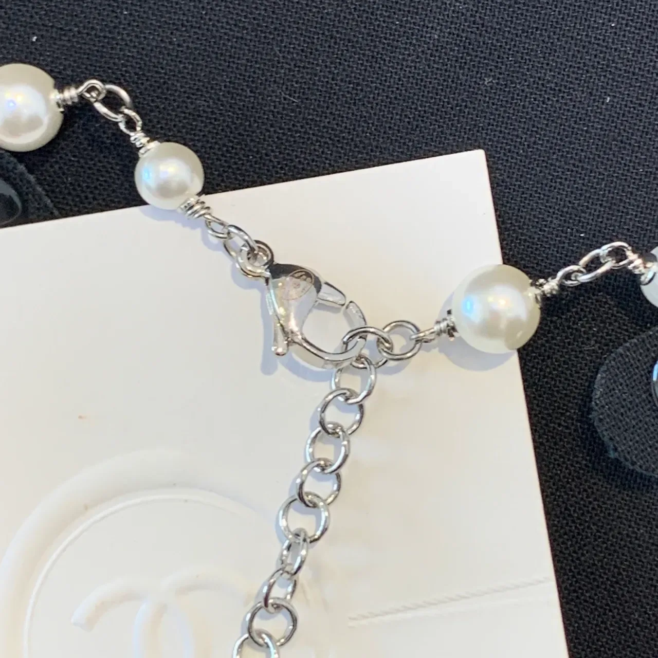 Collier Chanel Perles et Pierres Rosées avec Pendentif Papillon 5