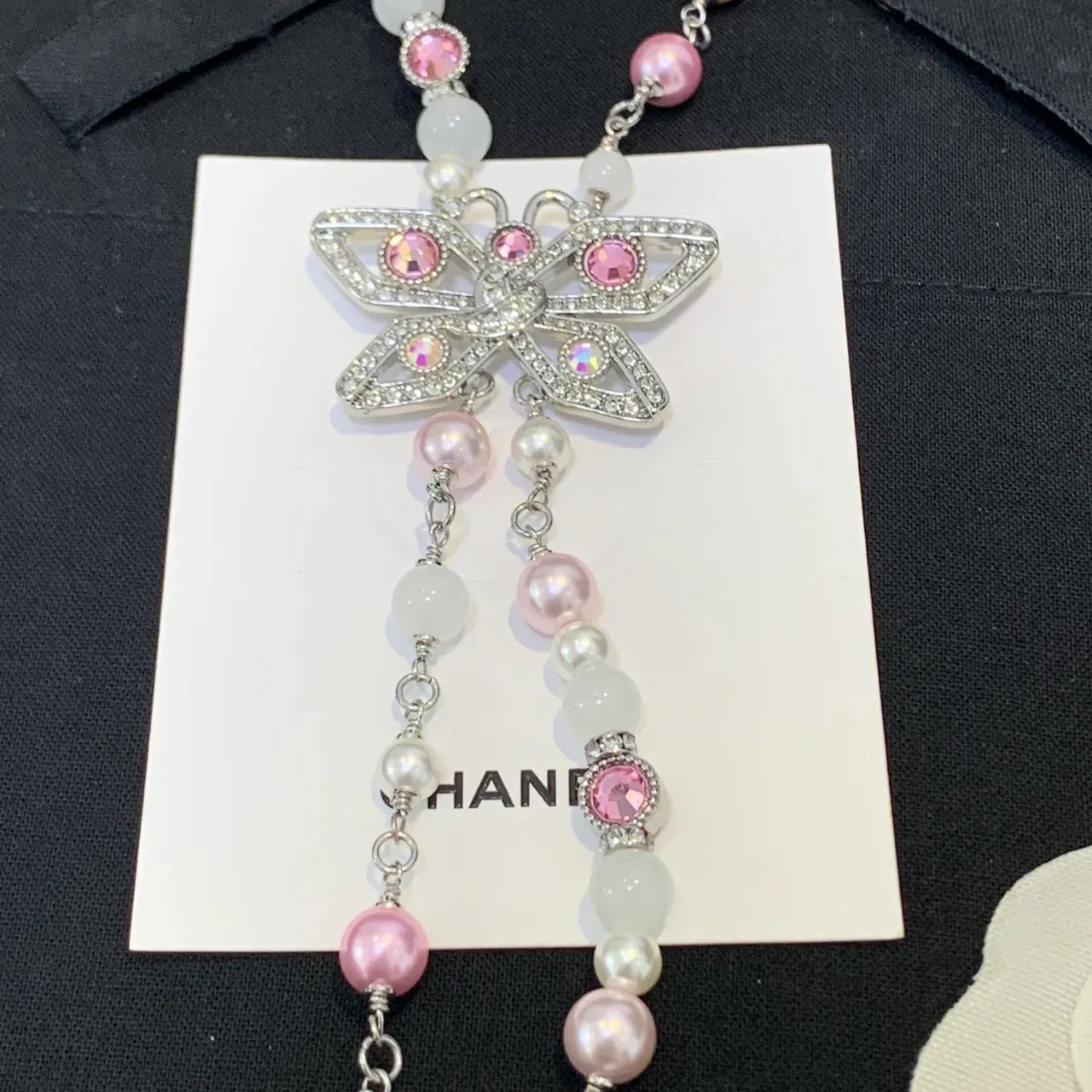 Collier Chanel Perles et Pierres Rosées avec Pendentif Papillon 6