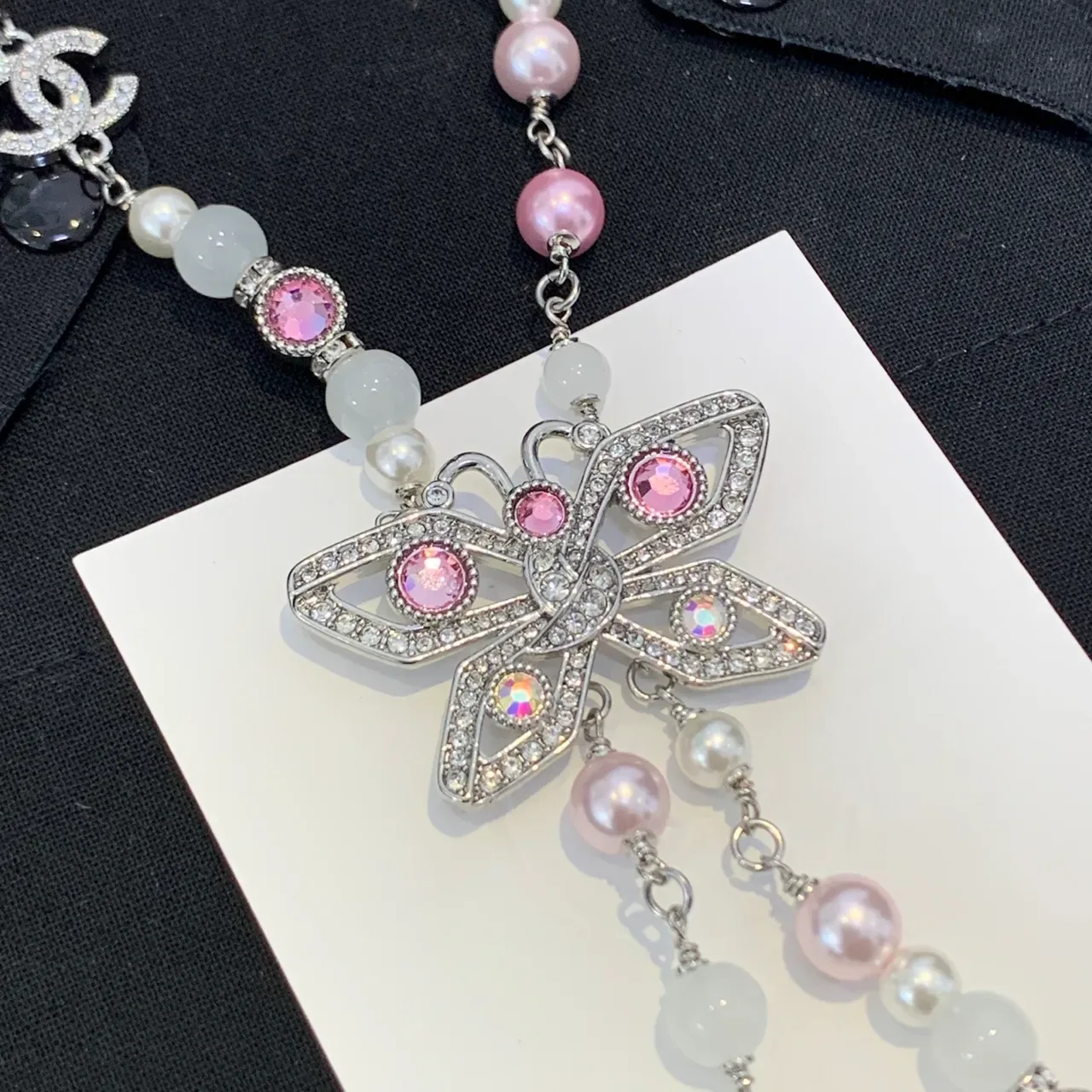 Collier Chanel Perles et Pierres Rosées avec Pendentif Papillon 7