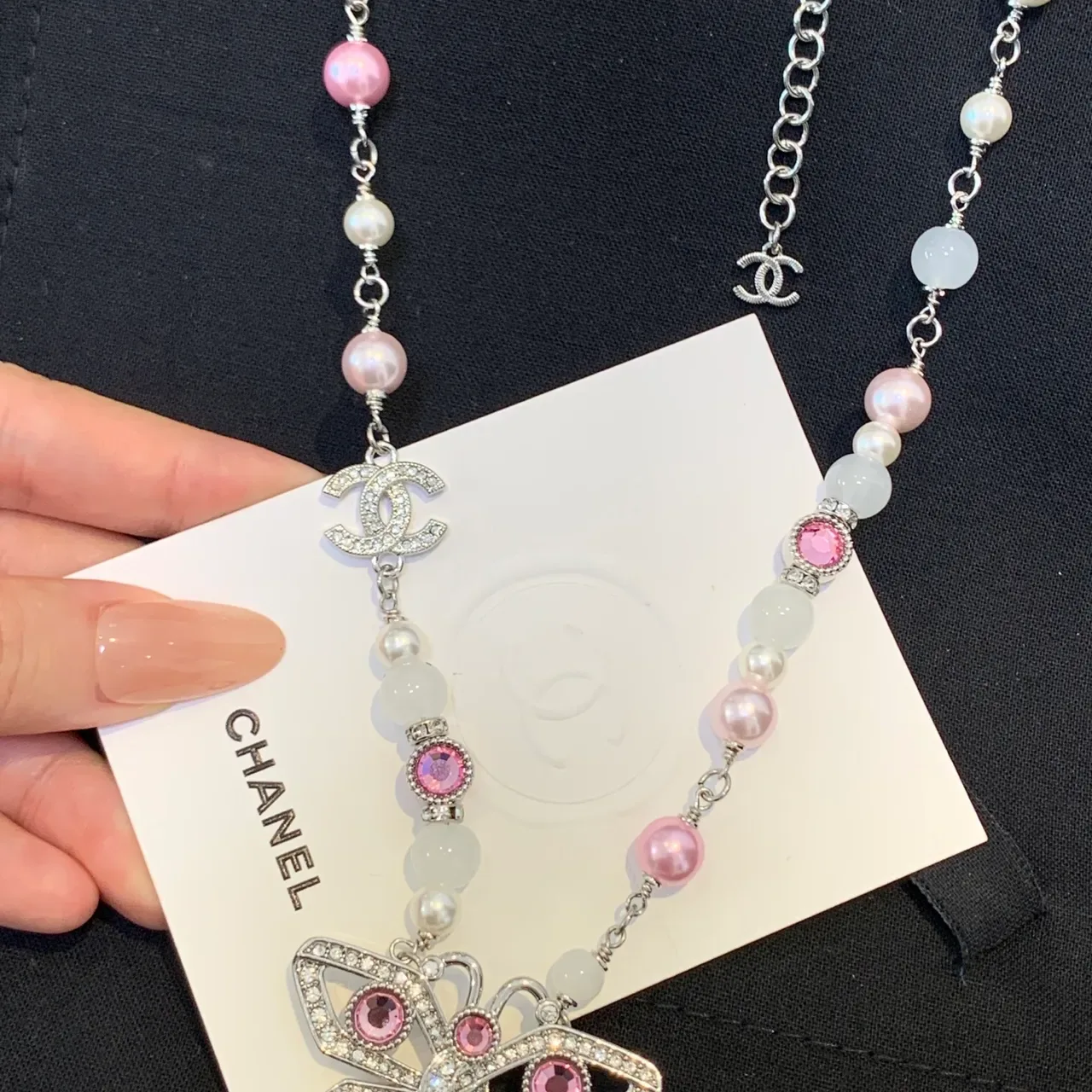 Collier Chanel Perles et Pierres Rosées avec Pendentif Papillon 8