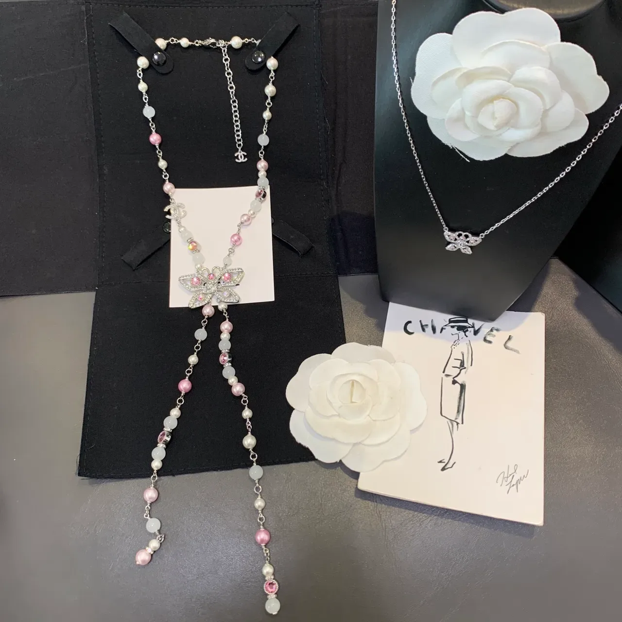 Collier Chanel Perles et Pierres Rosées avec Pendentif Papillon 9