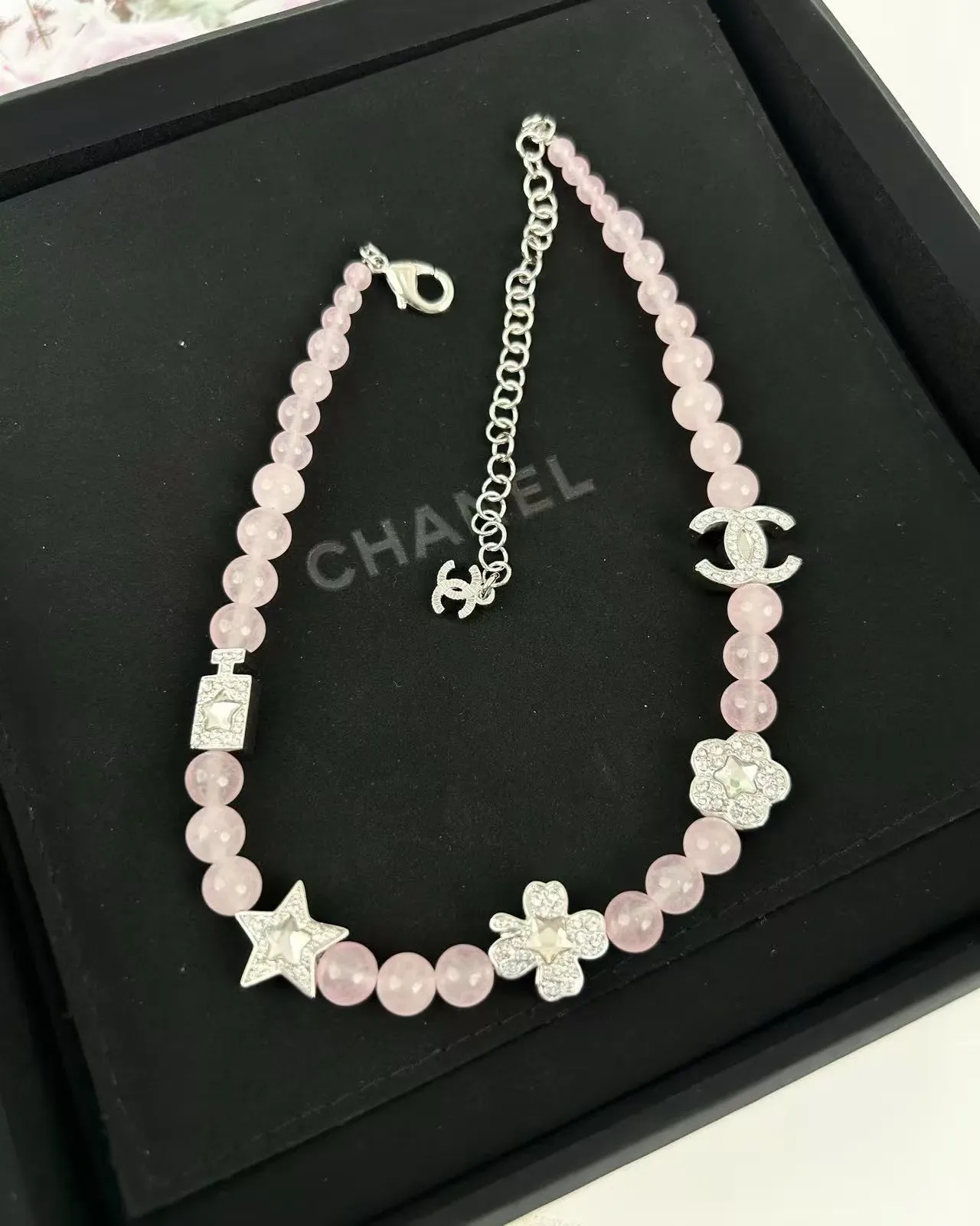 Colar Chanel com contas de quartzo rosa e charm de logo 2
