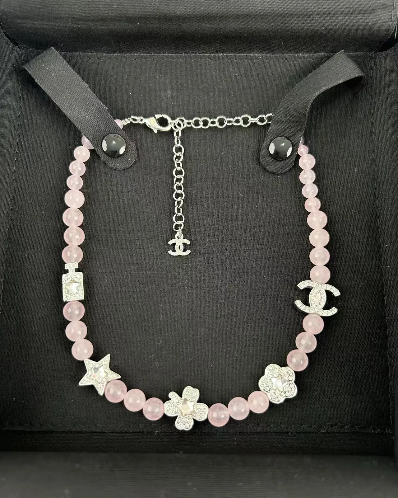 Colar Chanel com contas de quartzo rosa e charm de logo 3