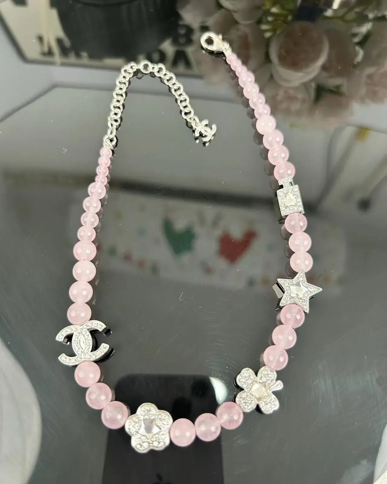 Colar Chanel com contas de quartzo rosa e charm de logo 4