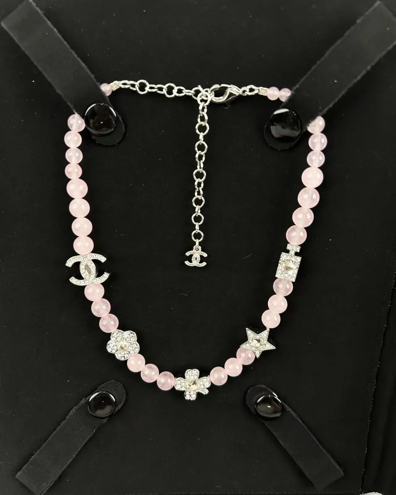 Colar Chanel com contas de quartzo rosa e charm de logo 5