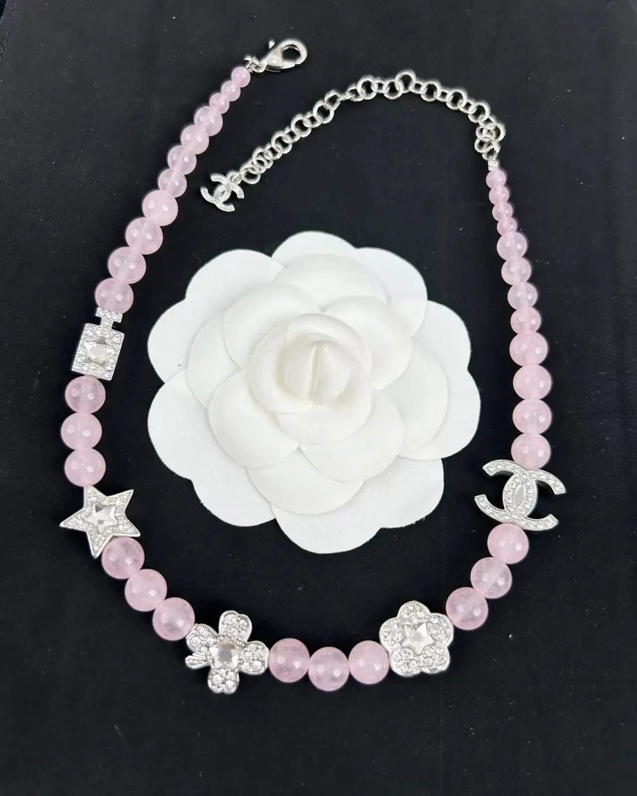 Colar Chanel com contas de quartzo rosa e charm de logo 6