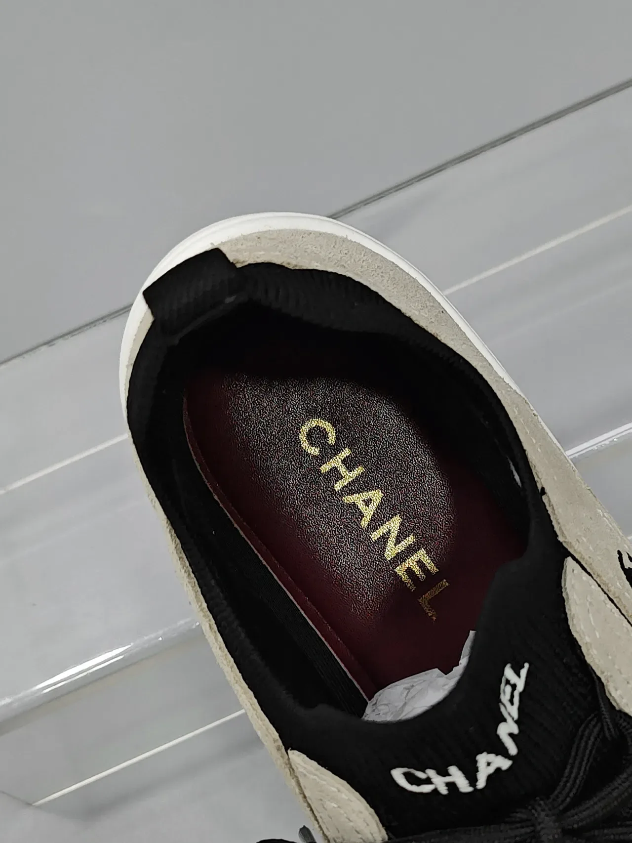 Chanel Sneakers Lifestyle Daim Beige et Noir avec Biais de Contraste 2