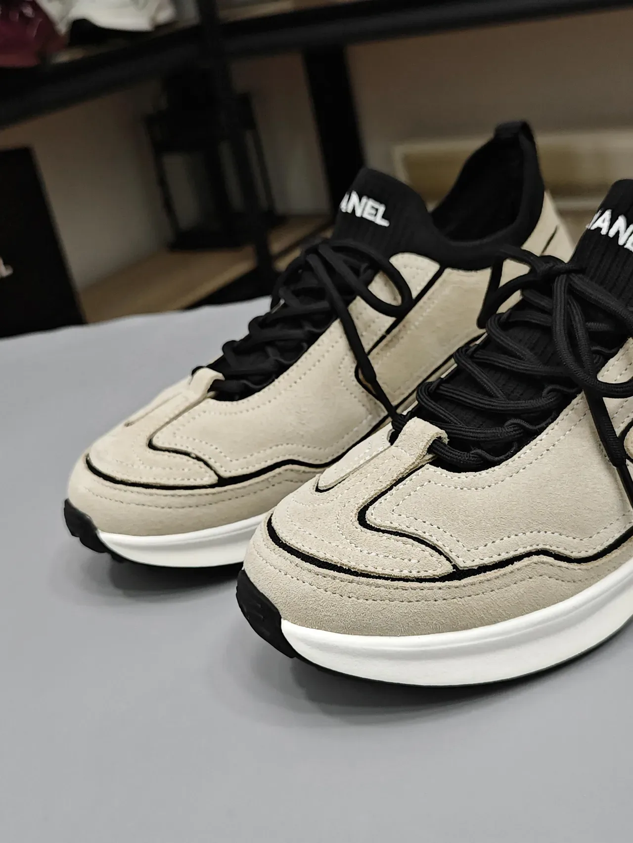 Chanel Sneakers Lifestyle Daim Beige et Noir avec Biais de Contraste 3