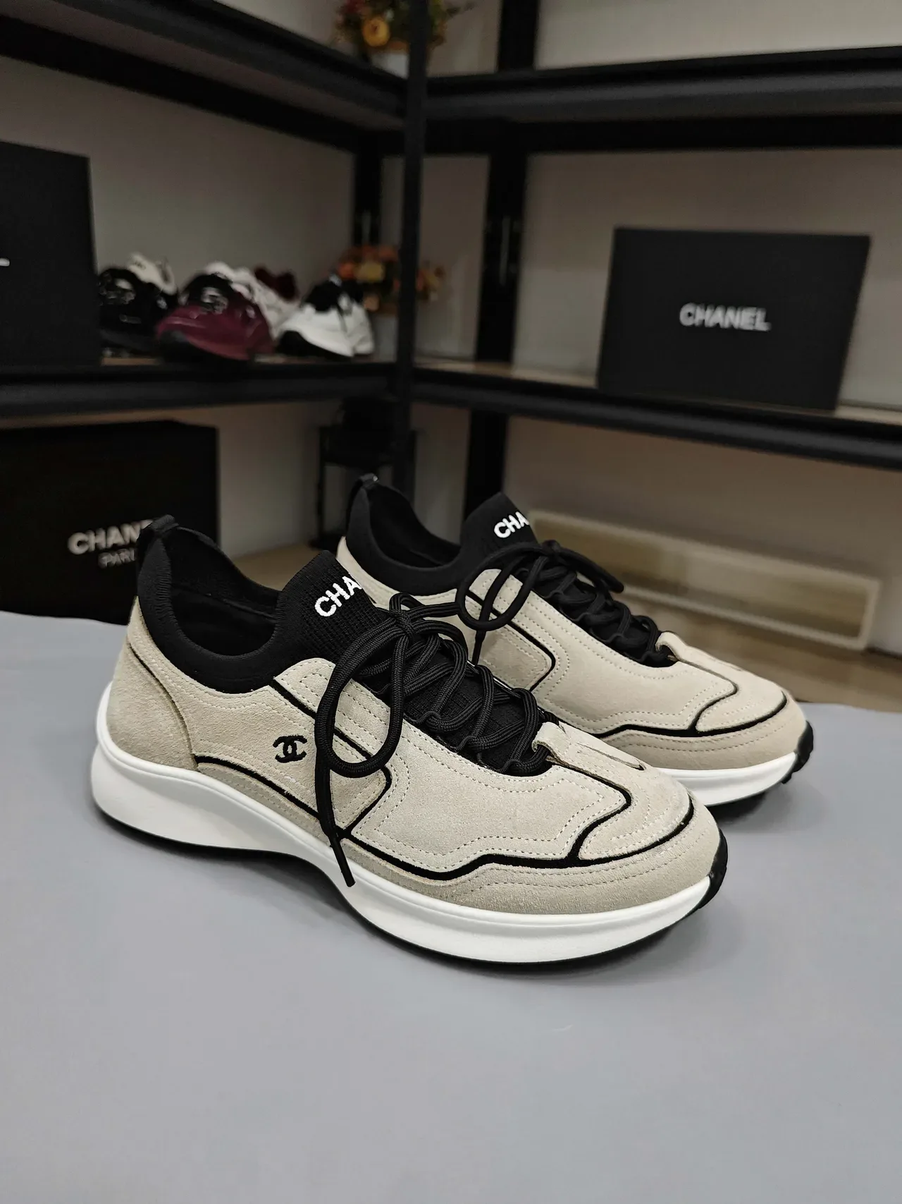 Chanel Sneakers Lifestyle Daim Beige et Noir avec Biais de Contraste 4