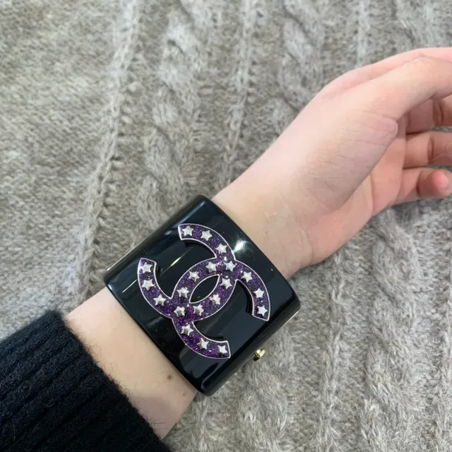 Chanel Bracelet Noir Violet Rigide Résine Cuff Glitter Logo CC 2