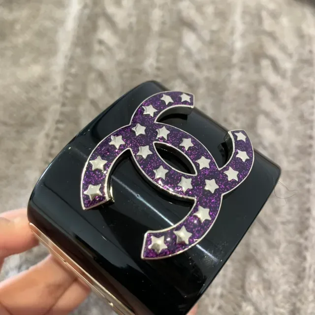 Chanel Bracelet Noir Violet Rigide Résine Cuff Glitter Logo CC 3