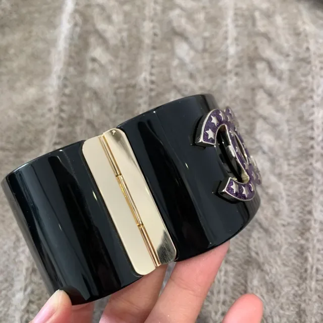 Chanel Bracelet Noir Violet Rigide Résine Cuff Glitter Logo CC 7