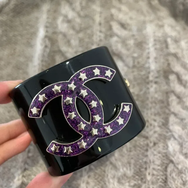 Chanel Bracelet Noir Violet Rigide Résine Cuff Glitter Logo CC 9
