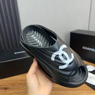 Chanel काला सफेद मोल्डेड रबर लोगो अक्सेंटेड स्लिपर्स