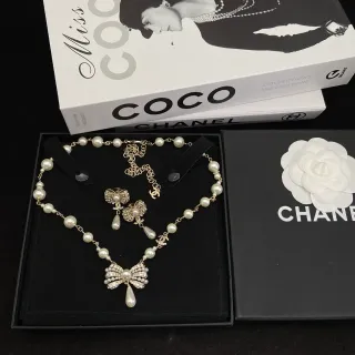 Chanel 蝴蝶结元素 白色银色 珍珠和水晶 泪滴吊坠 项链