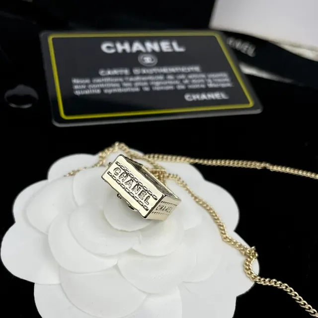 Chanel Camellia & CC قلادة سوداء ذهبية سلسلة مينا معلقة مربعة 2