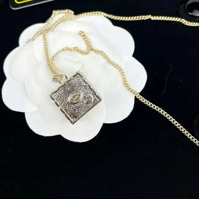 Chanel Camellia & CC قلادة سوداء ذهبية سلسلة مينا معلقة مربعة 3