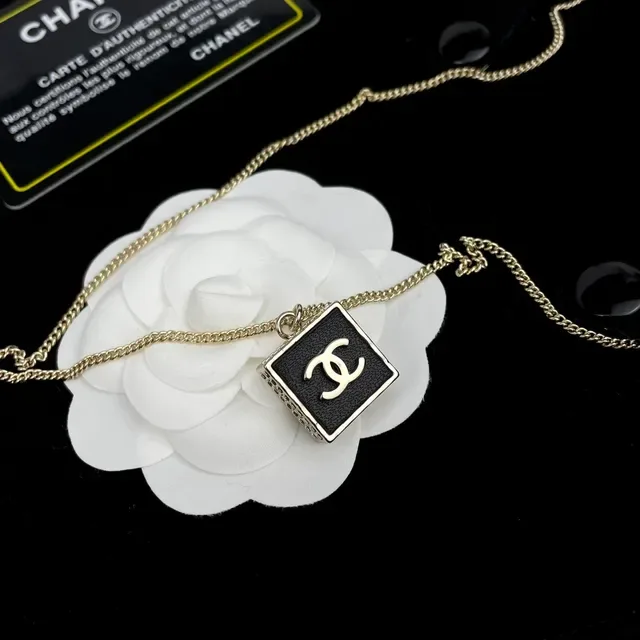 Chanel Camellia & CC قلادة سوداء ذهبية سلسلة مينا معلقة مربعة 4