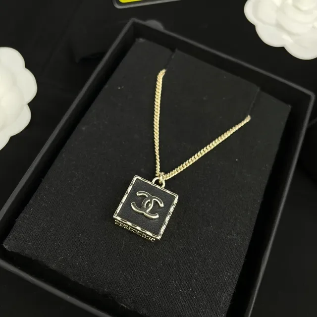 Chanel Camellia & CC قلادة سوداء ذهبية سلسلة مينا معلقة مربعة 5
