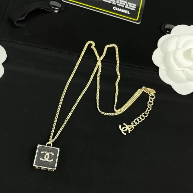 Chanel Camellia & CC قلادة سوداء ذهبية سلسلة مينا معلقة مربعة 6