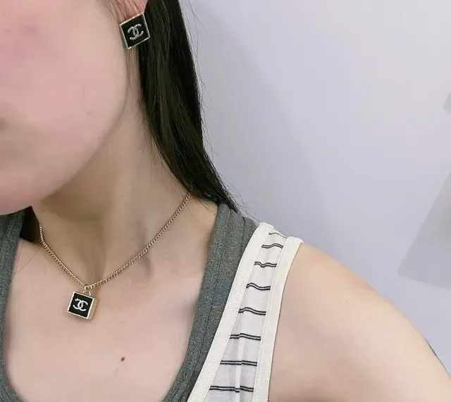 Chanel Camellia & CC قلادة سوداء ذهبية سلسلة مينا معلقة مربعة 8
