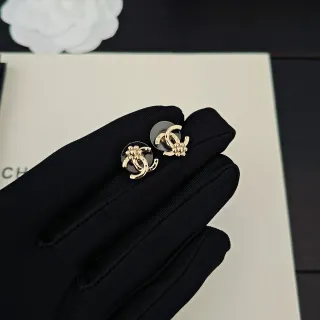 Chanel Camellia CC Stud सुनहरा काला धातु एनीमेल बैकिंग कान की झांसी