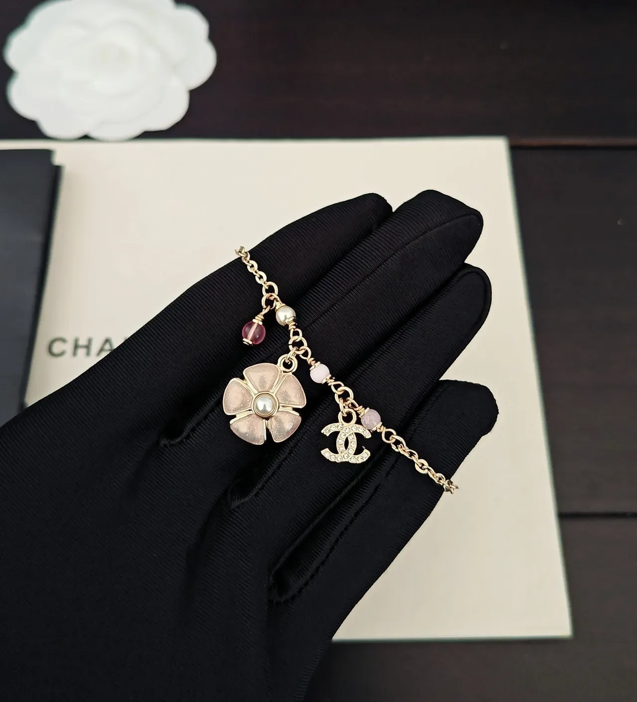 Bracelet Chanel Camellia Charm Doré avec perles et perles 2