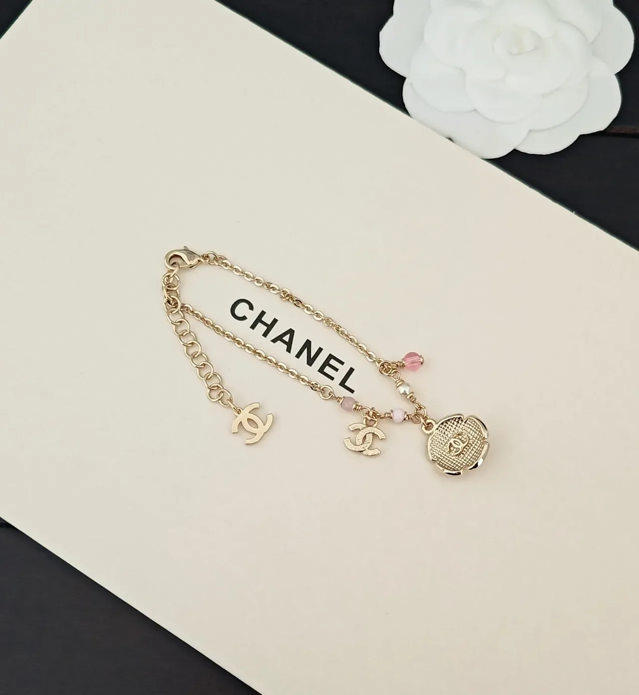 Bracelet Chanel Camellia Charm Doré avec perles et perles 3