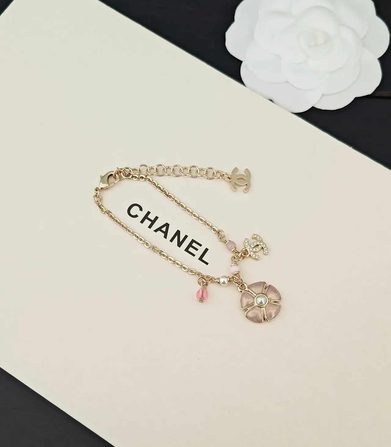Bracelet Chanel Camellia Charm Doré avec perles et perles 4