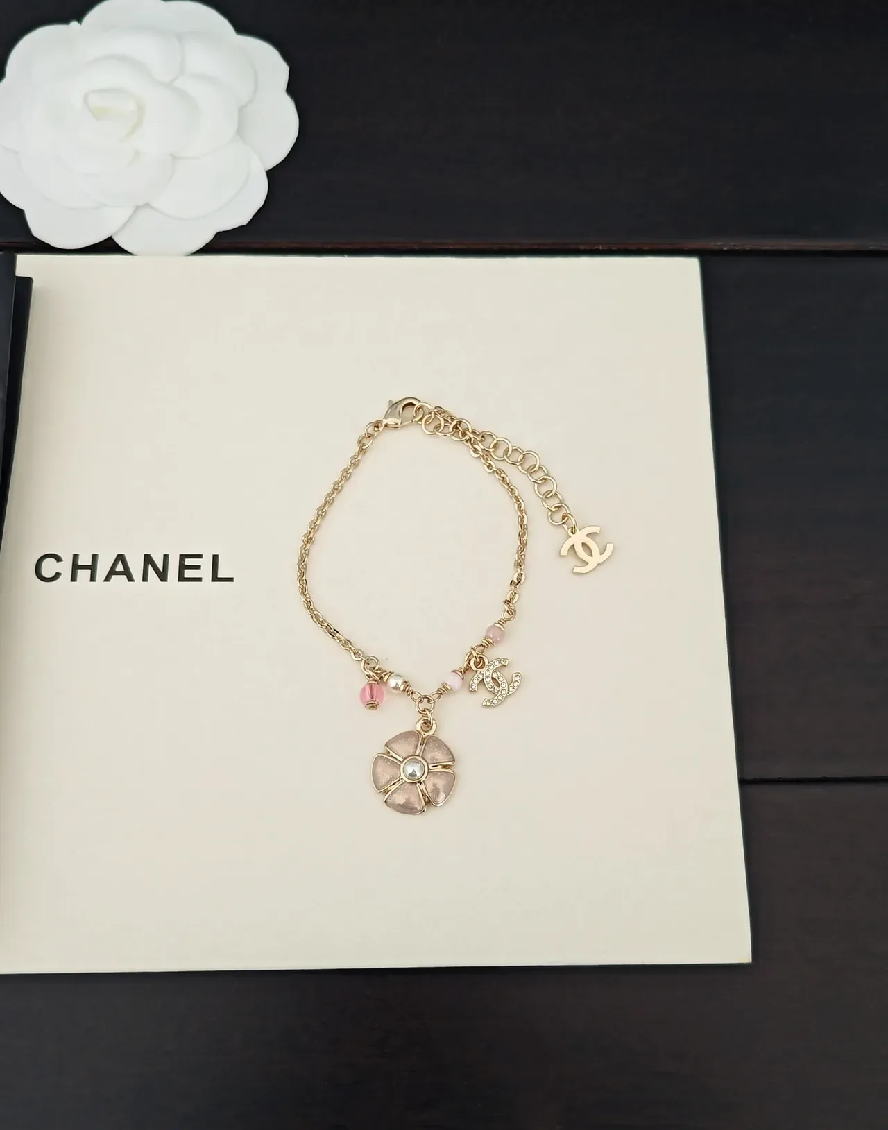 Bracelet Chanel Camellia Charm Doré avec perles et perles 5