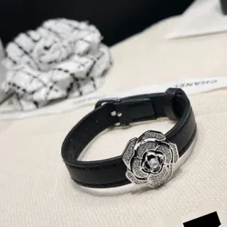Chanel Pulseira Camélia com Cristais Embellished em Couro Preto 2