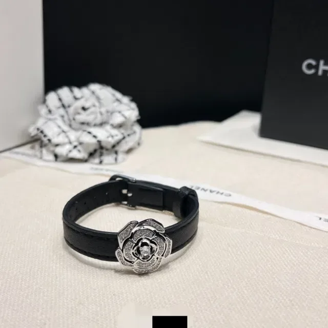 Chanel Pulseira Camélia com Cristais Embellished em Couro Preto 4