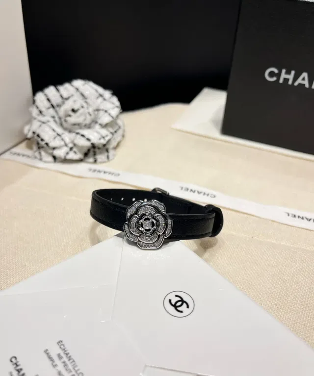 Chanel Pulseira Camélia com Cristais Embellished em Couro Preto 5