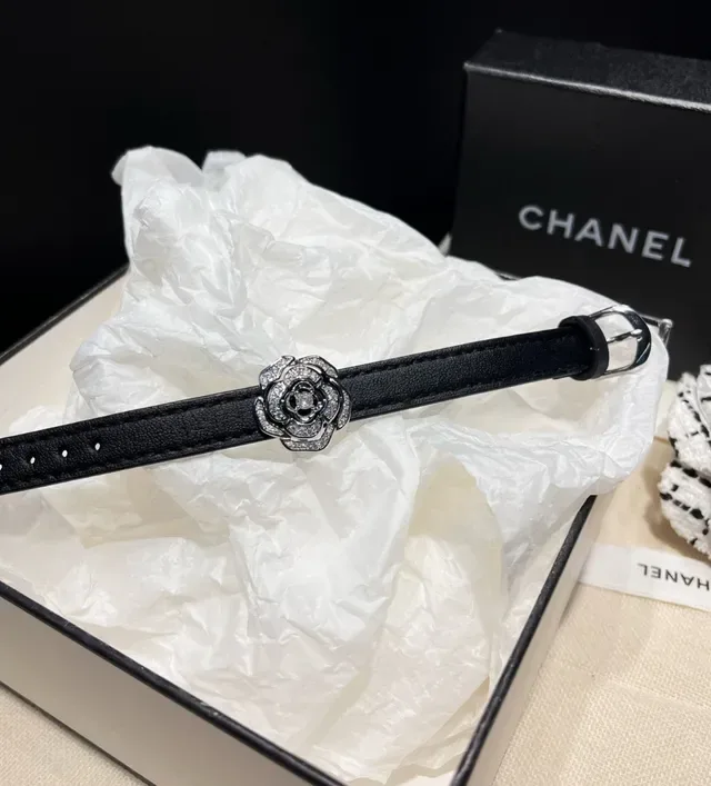 Chanel Pulseira Camélia com Cristais Embellished em Couro Preto 6