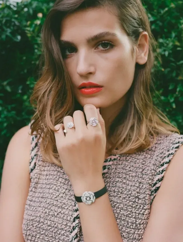 Chanel Pulseira Camélia com Cristais Embellished em Couro Preto 7